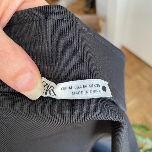 Zara sculpt short size medium - Picture 4 of 4